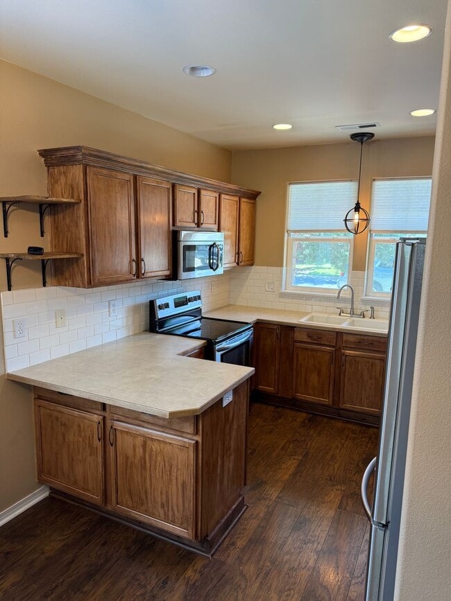 Building Photo - SW Old Mill Area 3 Bdrm, 2 Bath, All Appliances, A/C, Gas Heat/Fireplace, Dbl Garage