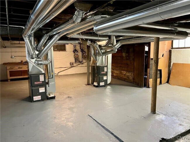 Building Photo - 2022 James St