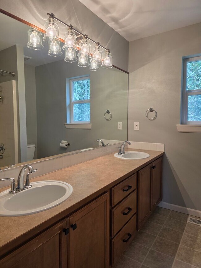 Building Photo - 4 Bedroom Home in Parkland Green!