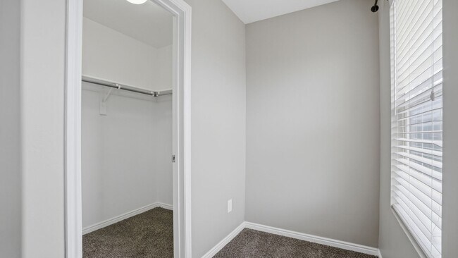 Building Photo - 4 Bedroom Townhome in Daybreak!!