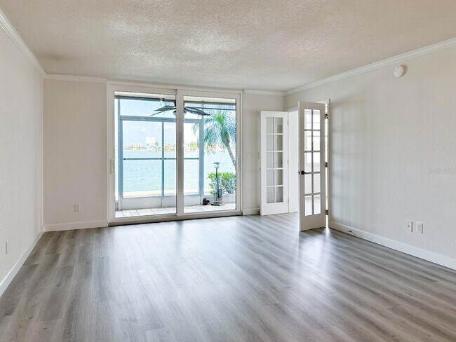 Building Photo - 7910 Sun Island Dr S