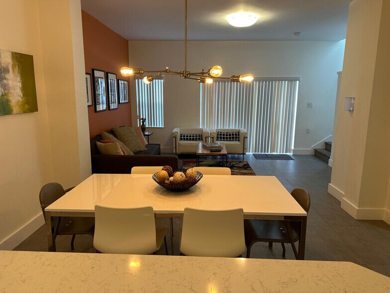 Building Photo - 139 Pompano Beach Dr