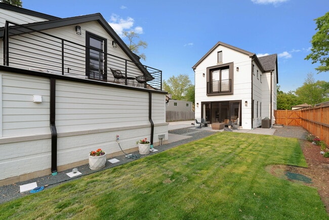 Building Photo - 1260 Cavell Ave