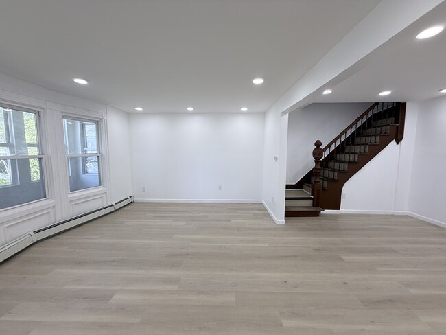 Building Photo - 1069 Mary St