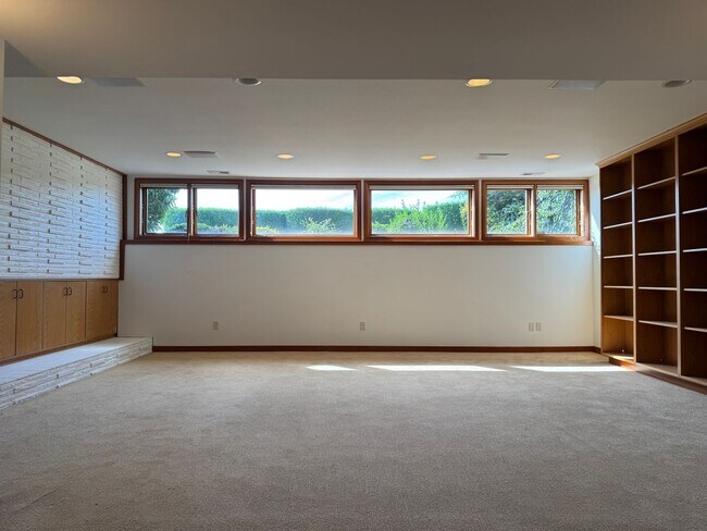 Building Photo - 9600 Hilltop Rd