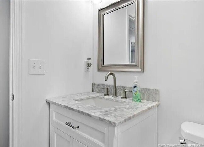 Building Photo - 150 Della Dr