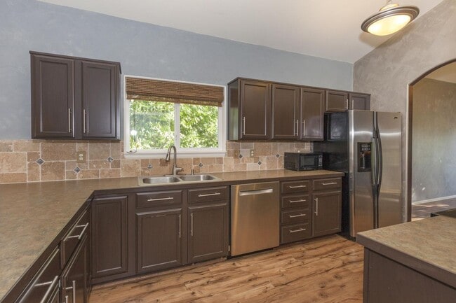 Building Photo - Spacious & Beautiful 3 Bedroom Home