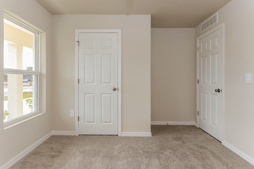 Building Photo - 1831 SE Airoso Blvd