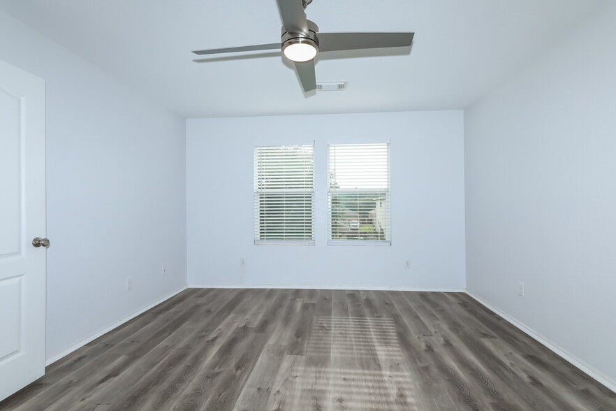 Building Photo - 302 Falling Pine Dr