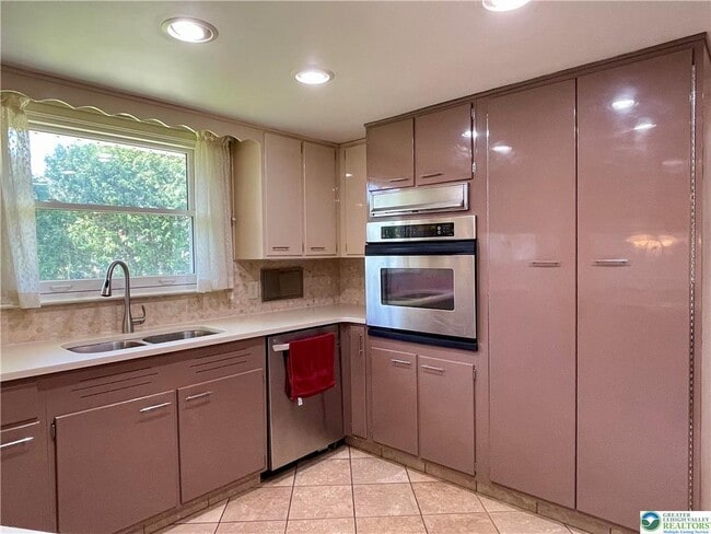 Building Photo - 1331 Armstrong Rd