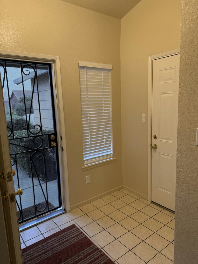 Building Photo - 1725 S Sacramento St