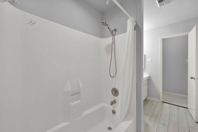 Building Photo - Fully Furnished 2 bedroom Lakefront with 1...