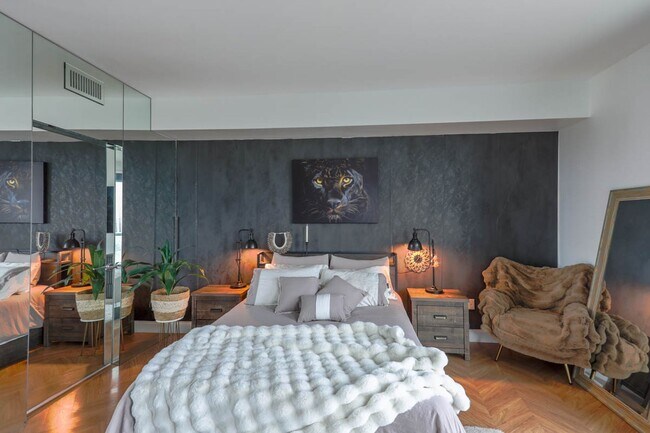 Building Photo - Turnberry Tower Beauty With Stunning Views