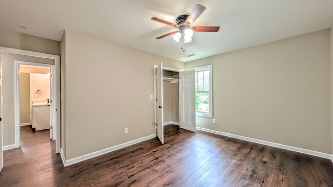 Building Photo - Newly Renovated | Upstairs Duplex | Minute...