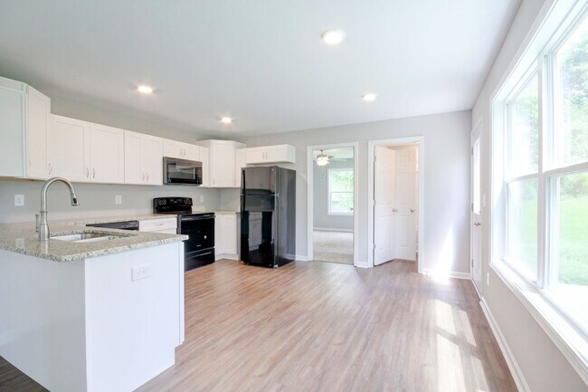 Building Photo - 925 Woody Hills Dr