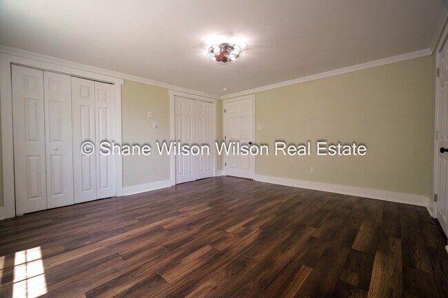 Building Photo - Classic Charm Meets Modern Living – Remodeled 4 BR Home in Dalton!