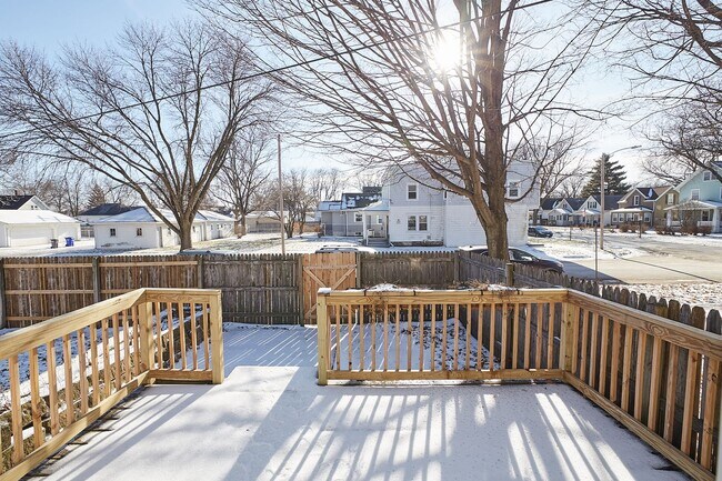 Building Photo - Lincoln