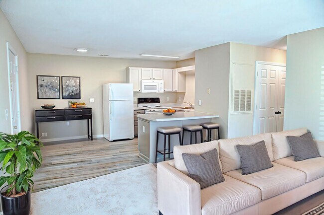 Building Photo - 2 bed 2 bath with a washer & dryer and all...