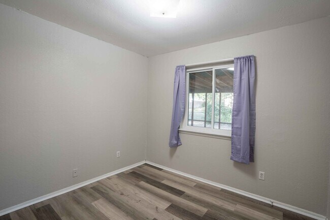 Building Photo - 3 Bed / 2 Bath / Near Tulsa Arts District