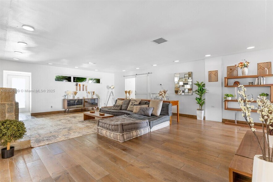 Building Photo - 8220 Hawthorne Ave