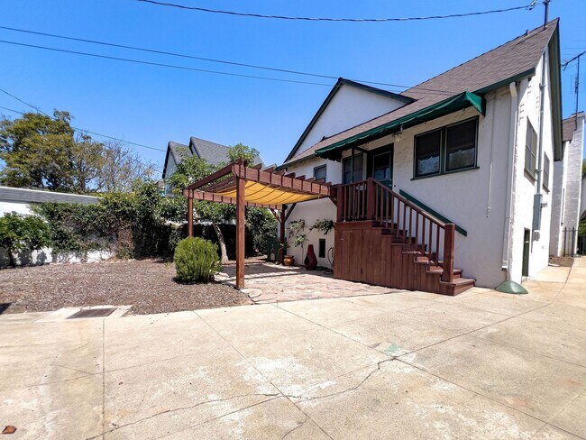 Building Photo - Storybook 3BR Home in Pretigious Rossmoyne...