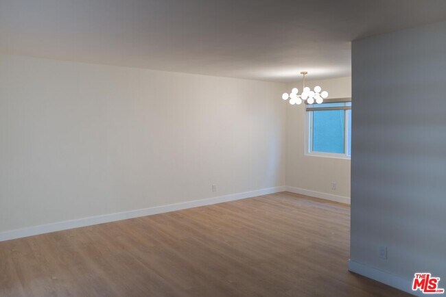 Building Photo - 860 S Kingsley Dr