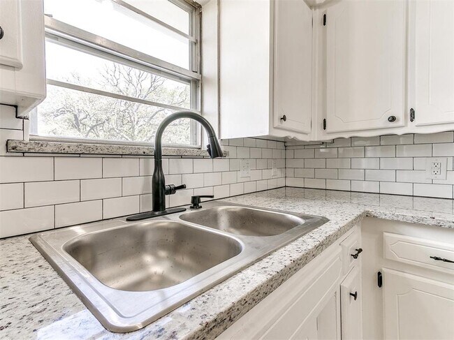 Building Photo - 502 N Oak St