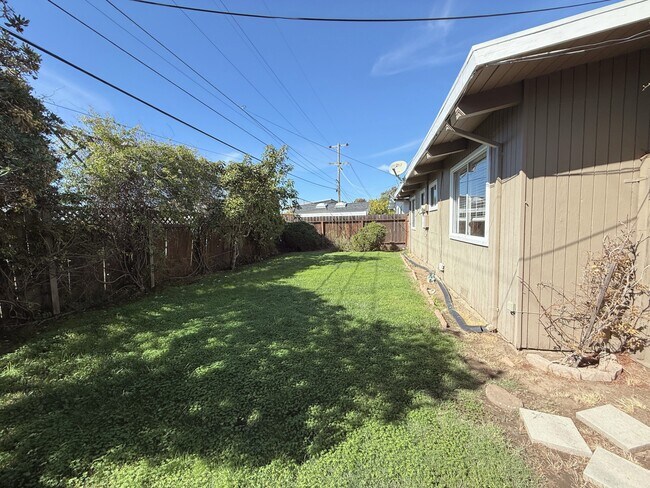 Building Photo - 1652 Borden St