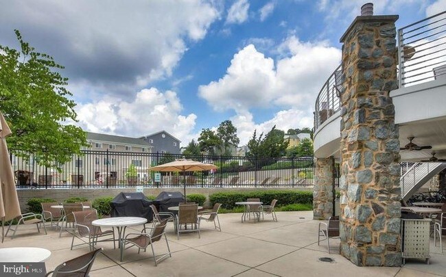 Building Photo - 4079 S Four Mile Run Dr