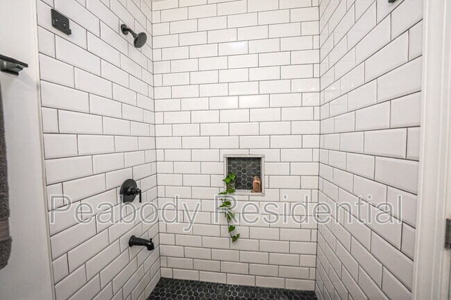 Building Photo - 731 18th St NE