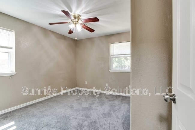 Building Photo - 1332 E Brooks St