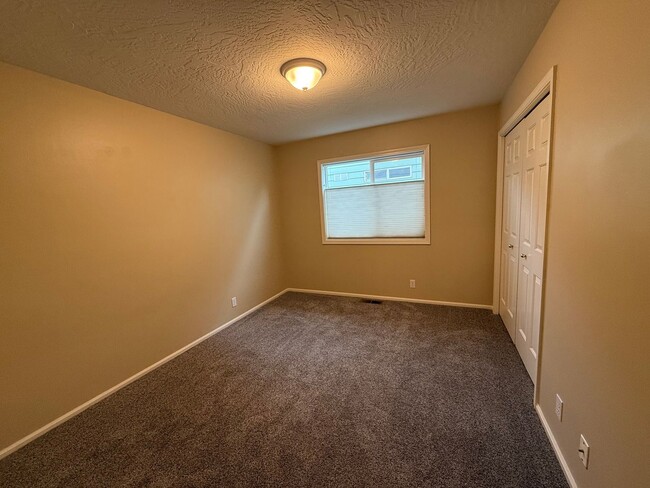 Building Photo - Check out this lovely 3-bedroom, 2-bath ho...