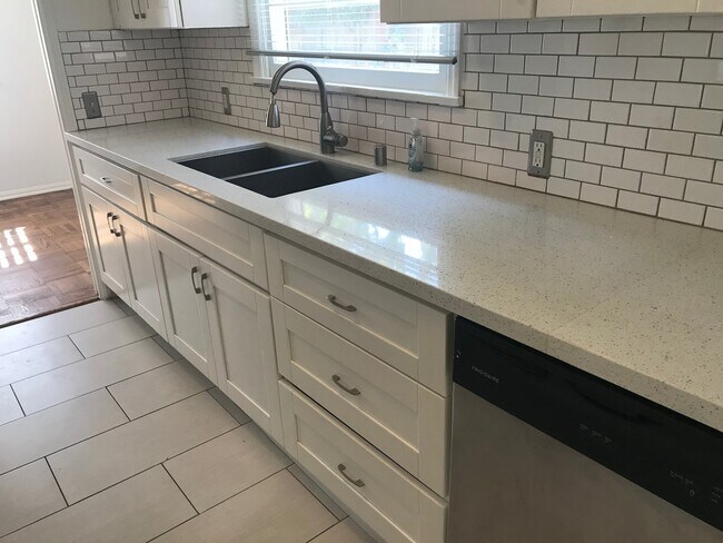 Building Photo - 2709-2711 Broadway Ave