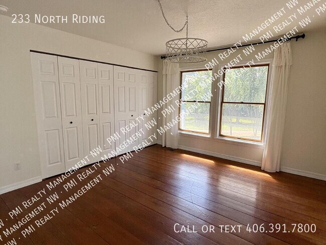 Building Photo - 233 North Riding-