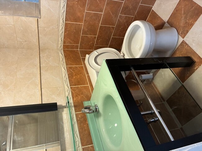 Building Photo - 6246 N Oakley Ave