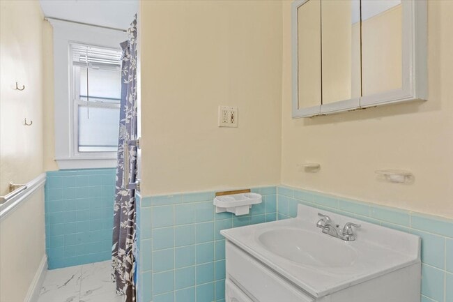 Building Photo - 52 Roslyn St