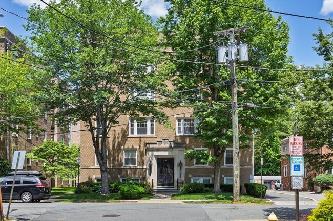 Building Photo - Bright 2BR Condo in Bloomfield – Prime Loc...