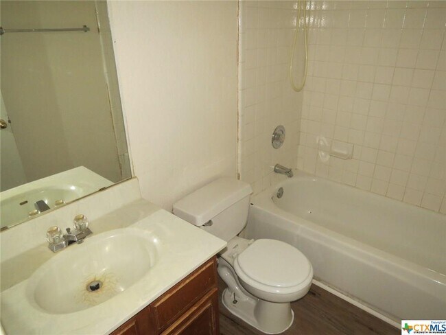 Building Photo - 1602 Benttree Dr