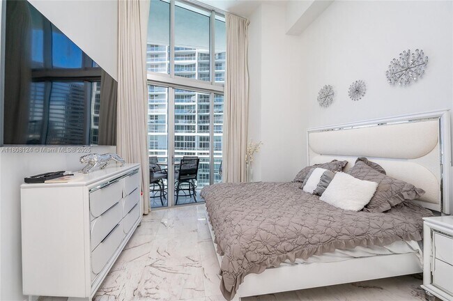 Building Photo - 475 Brickell Ave