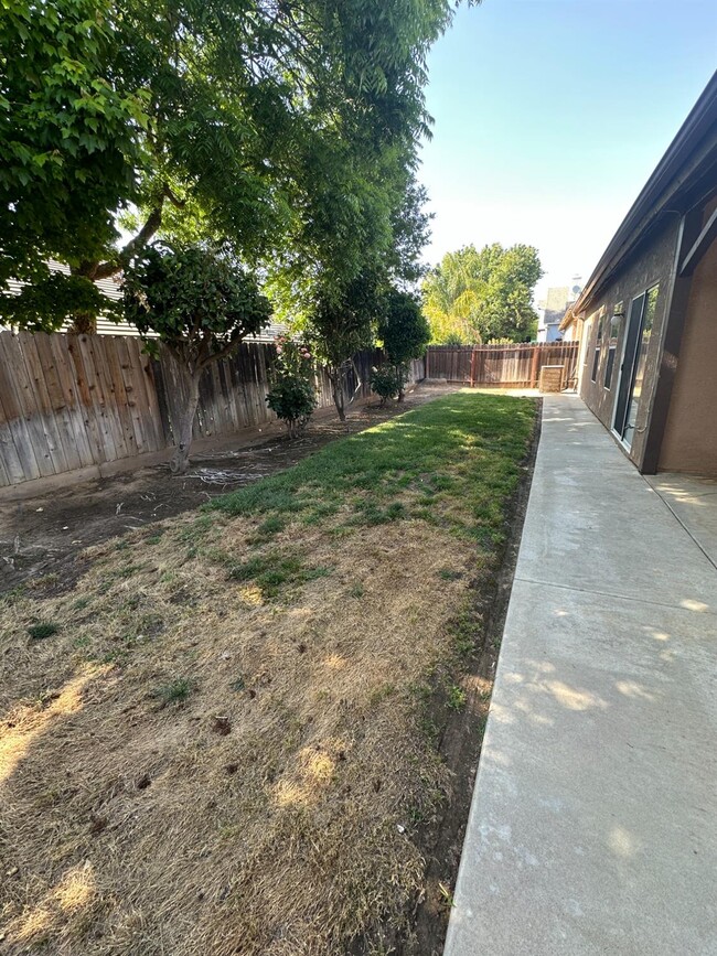 Building Photo - 9911 N Baird Ave
