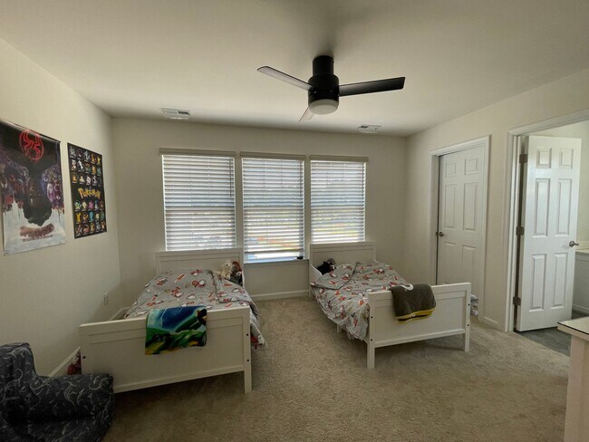 Building Photo - Huntington Pointe