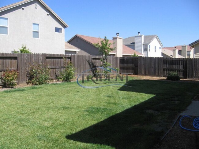 Building Photo - 4 bedroom, 3 bath house with approx. 2,183 sq. ft.