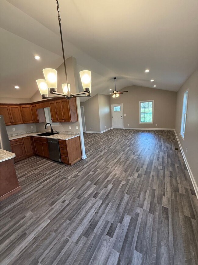 Building Photo - 3 Bed/2 Bath House with 2 Car Garage (NEW ...