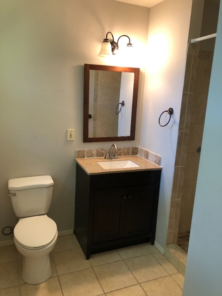 Building Photo - 1104 Lynmoor Dr NE