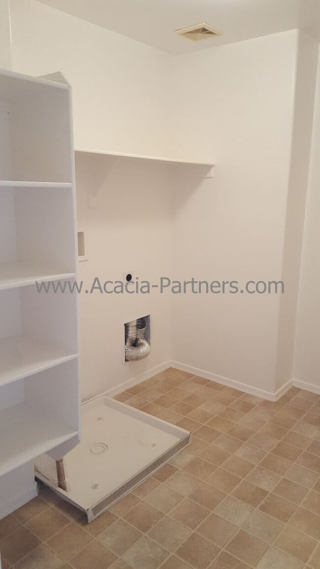 Building Photo - Beautiful Three Bedroom 2 and 1/2 Bath Home