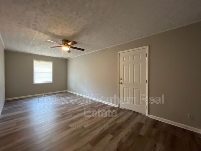 Building Photo - 2300 Welch Dr
