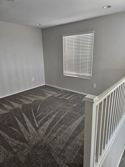 Building Photo - 646 W Calle Espadero