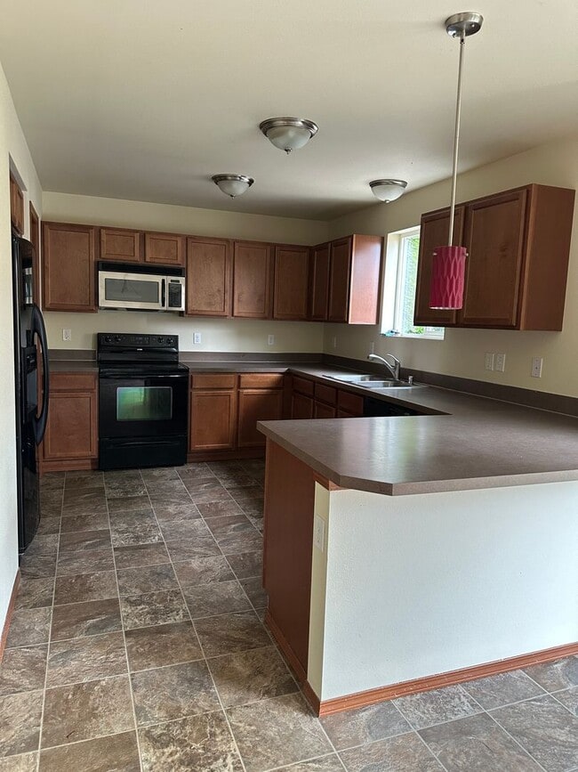 Building Photo - Beautiful 4 Bedroom / 3 Bath Home
