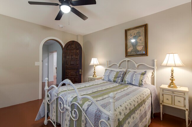 Building Photo - 3816 E Lee St