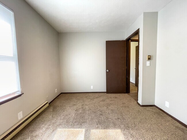 Building Photo - 2213 E Memorial Dr